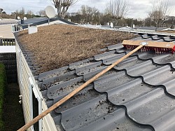 Nettoyage de toiture, nettoyage de gouttière, forfait de nettoyage simple avec le soufflage de la toiture et le nettoyage au nettoyeur basse pression des façades, de l’auvent et de la terrasse, intervention avec l’entreprise artisanale ei netoit services
